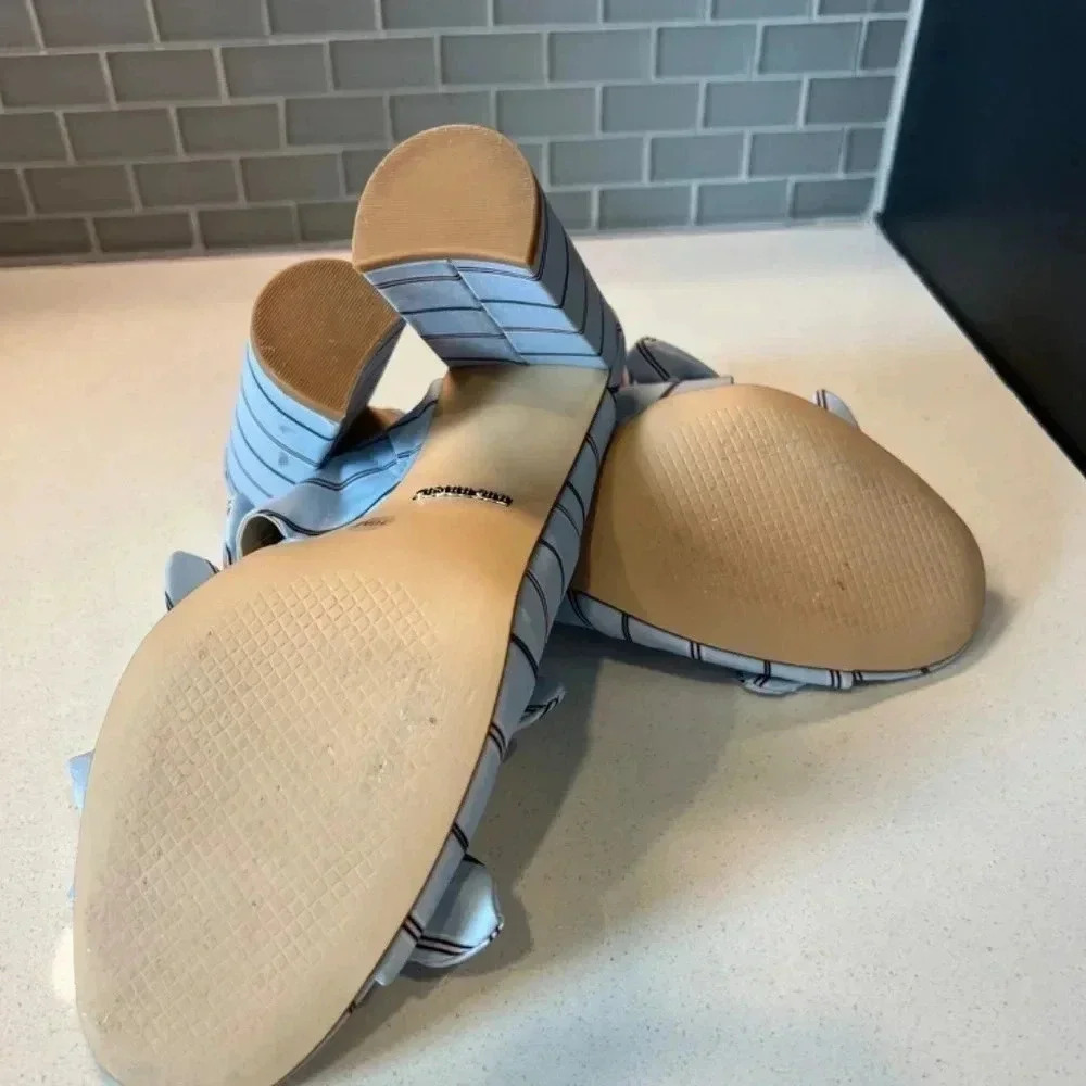 Worn a few times indoors only. Comfortable wide heel size 10 brand Gianni Bini - Picture 4 of 6